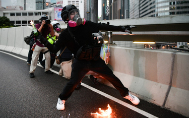 Hongkong. Policja oznacza demonstrantów niebieską wodą