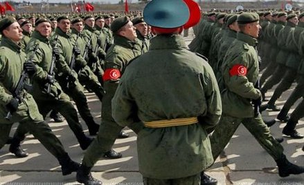 Rosyjscy żołnierze ćwiczą paradny krok