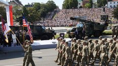 Żołnierze USA podczas defilady wojskowej w ramach obchodów Święta Wojska Polskiego. Zdjęcie archiwal