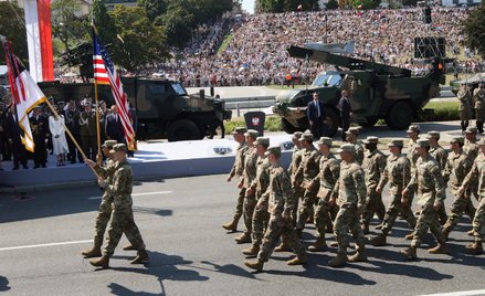 Żołnierze USA podczas defilady wojskowej w ramach obchodów Święta Wojska Polskiego. Zdjęcie archiwal