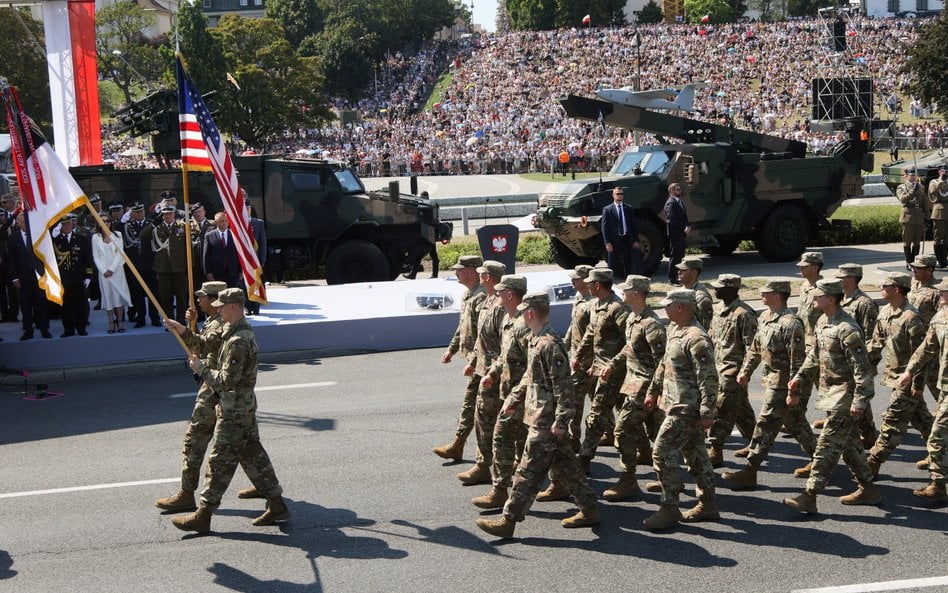 Żołnierze USA podczas defilady wojskowej w ramach obchodów Święta Wojska Polskiego. Zdjęcie archiwal