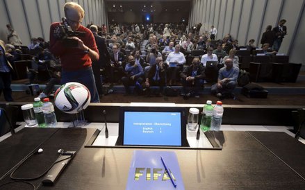 Dziennikarze oczekujący na konferencję prasową FIFA w Zurychu, 27 maja 2015 roku