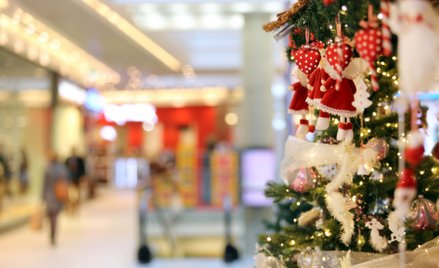 Trudniej o świąteczną pracę. Koronawirus ciągle straszy handel