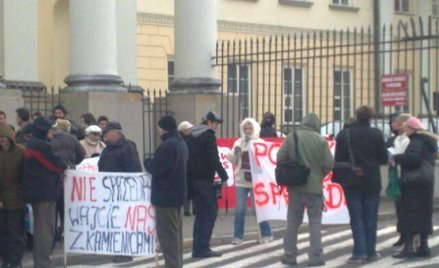 Lokatorzy protestują, miasto szuka rady
