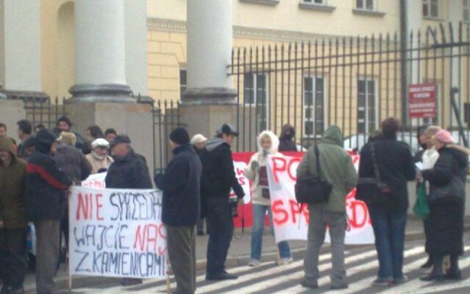 Lokatorzy protestują, miasto szuka rady