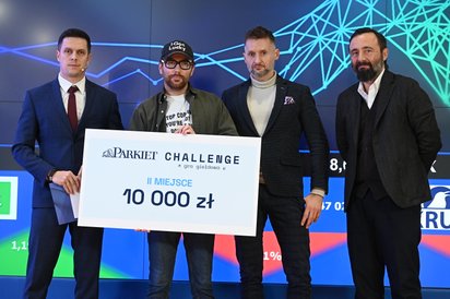 Na miejscu drugim uplasował się Ziemowit Kowalczuk (drugi od lewej). Nagrodę przekazali Grzegorz Koc