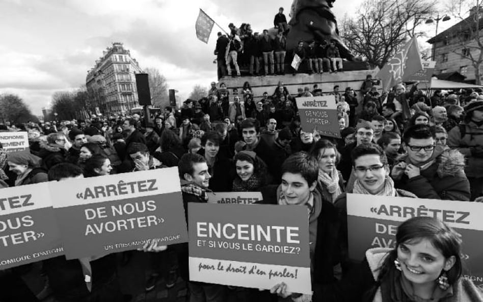 Młodzi Francuzi czasem jeszcze protestują przeciwko aborcji. Na zdjęciu demonstracja w Paryżu