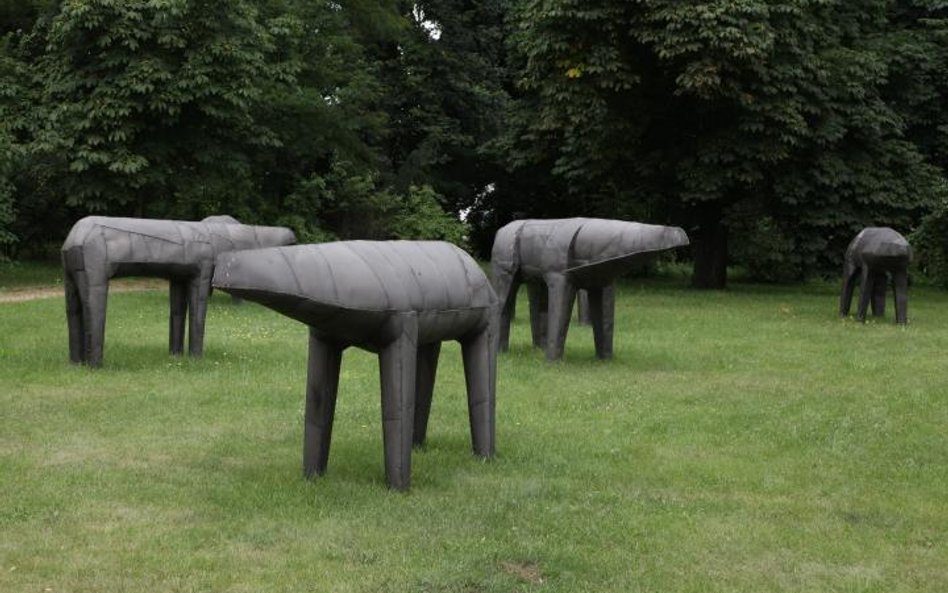 „Mutanty” Magdaleny Abakanowicz należą do najcenniejszy obiektów w Orońsku