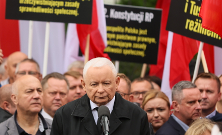 Prezes PiS Jarosław Kaczyński przemawia na proteście Prawa i Sprawiedliwości "przeciwko łamaniu praw