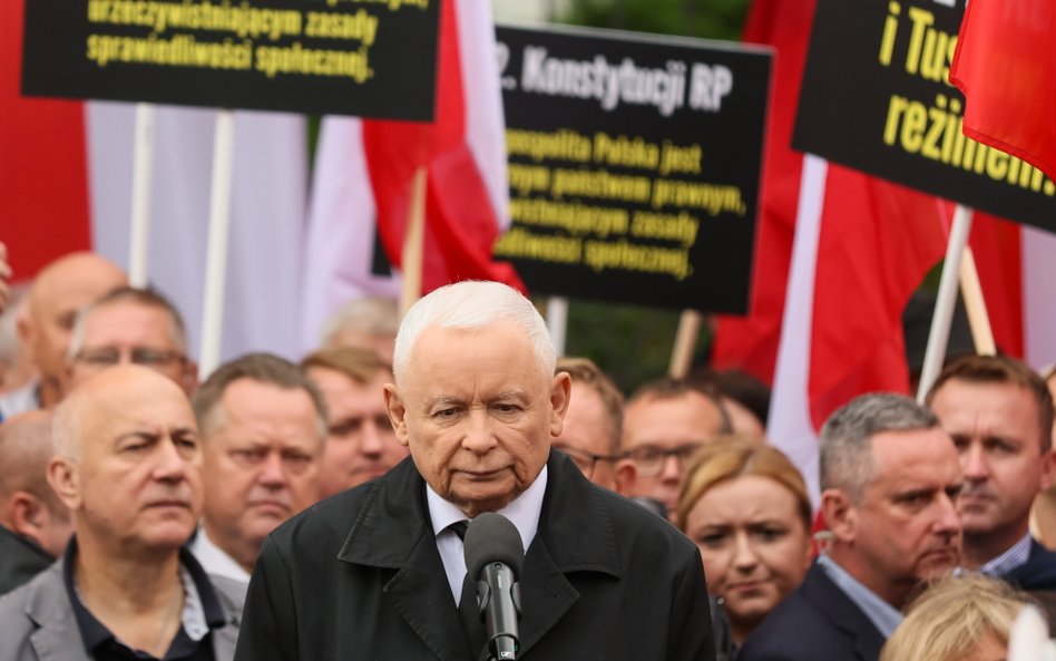 Prezes PiS Jarosław Kaczyński przemawia na proteście Prawa i Sprawiedliwości "przeciwko łamaniu praw