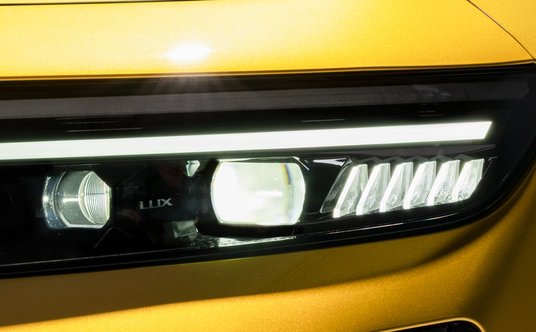 System Intelli-Lux HD Opla obejmuje także adaptacyjne światła mijania i drogowe, doświetlanie zakręt