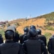 Służby obserwują migrantów na obrzeżach przygranicznego miasta Castillejos w Maroku