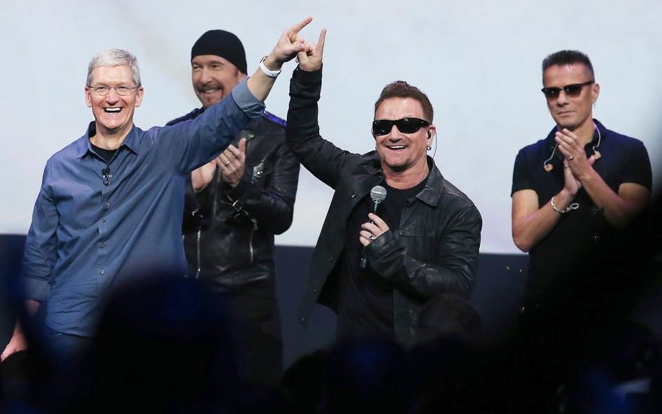 U2 z prezesem Apple Tomem Cookiem na prezentacji iPhonów6 i Apple Watcha