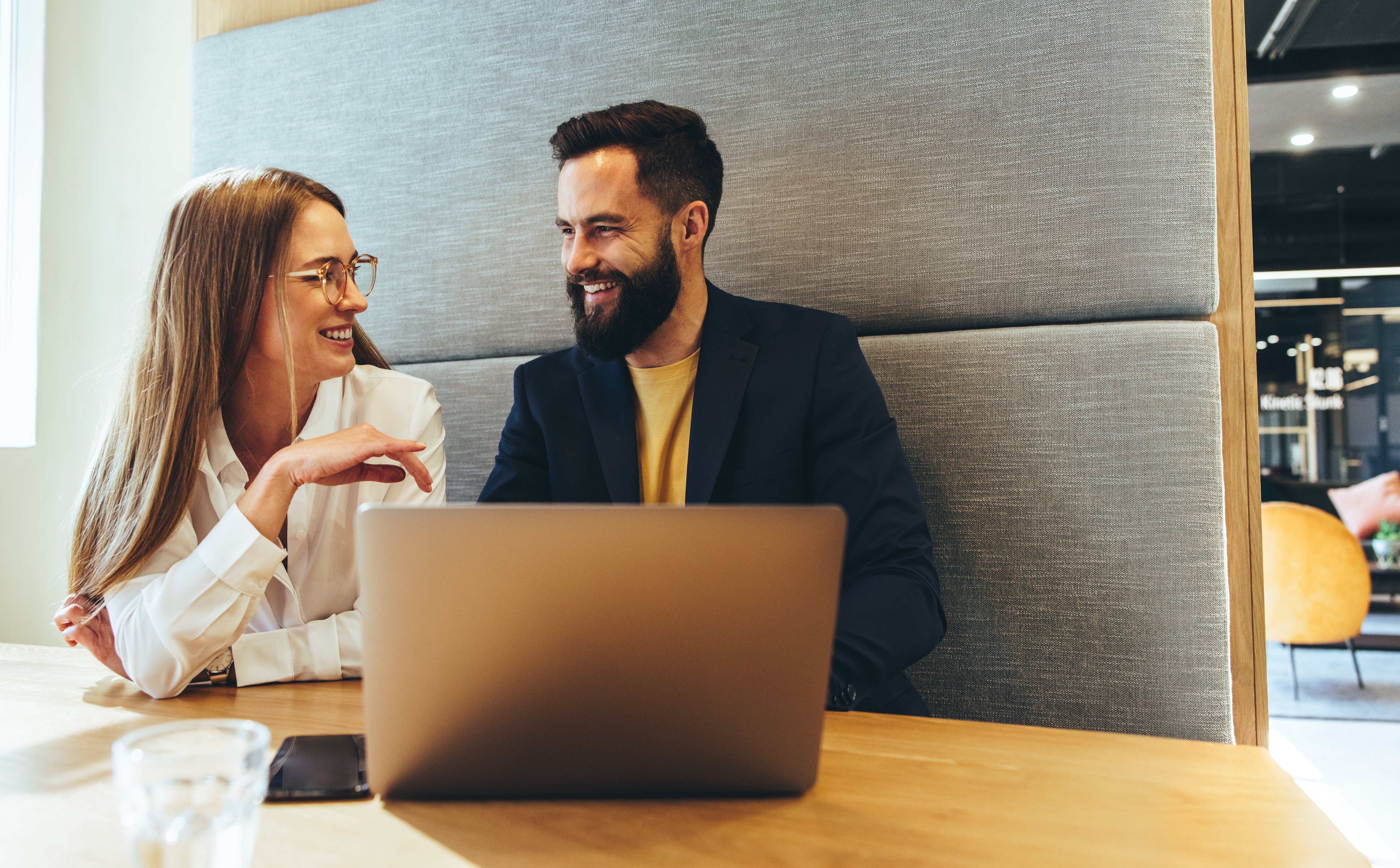 Jak kompleksowa oferta faktoringu wspiera rozwój małych i dużych firm?