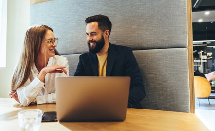 Jak kompleksowa oferta faktoringu wspiera rozwój małych i dużych firm?