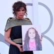 Reżyser Kaouther Ben Hania z fotografią Hind Rajab - palestyńskiej dziewczynki, zabitej przez izrael