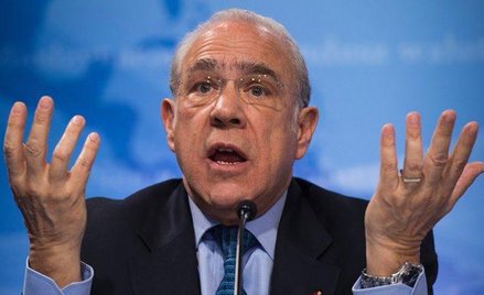Jose Angel Gurria, szef OECD ostrzegł Brytyjczyków, że z UE mocno uderzy w ich portfele.