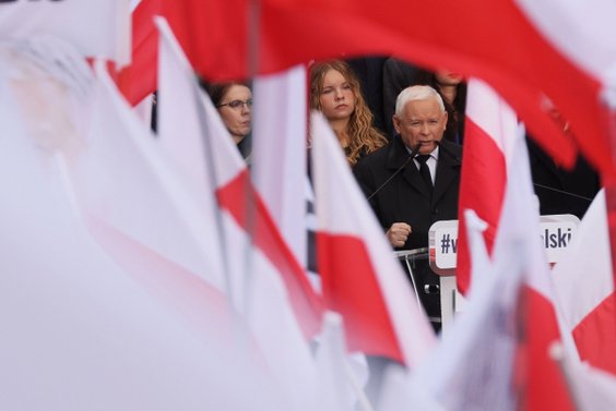 Prezes PiS Jarosław Kaczyński przemawia podczas manifestacji na placu Zamkowym