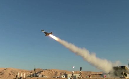 Broń taka jak izraelski IAI Harpy, system amunicji krążącej, jest w stanie wybierać i atakować cele 