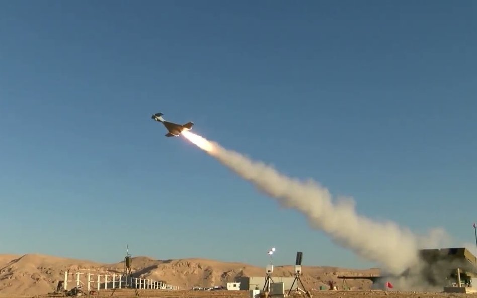 Broń taka jak izraelski IAI Harpy, system amunicji krążącej, jest w stanie wybierać i atakować cele 