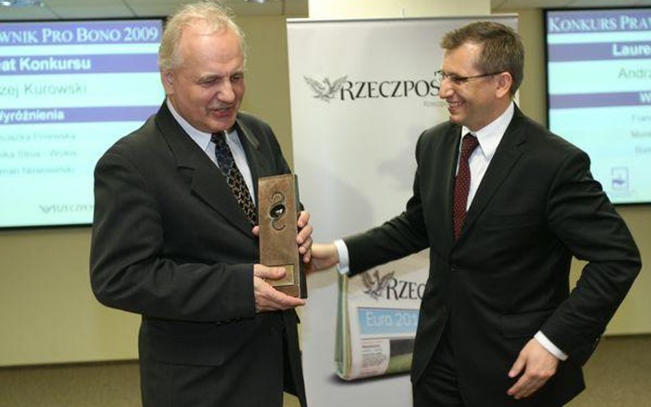 Andrzej Kurowski, lauretat Nagrody Prawnik Pro Bono 2009 r. i minister sprawiedliwości Krzysztof Kwi