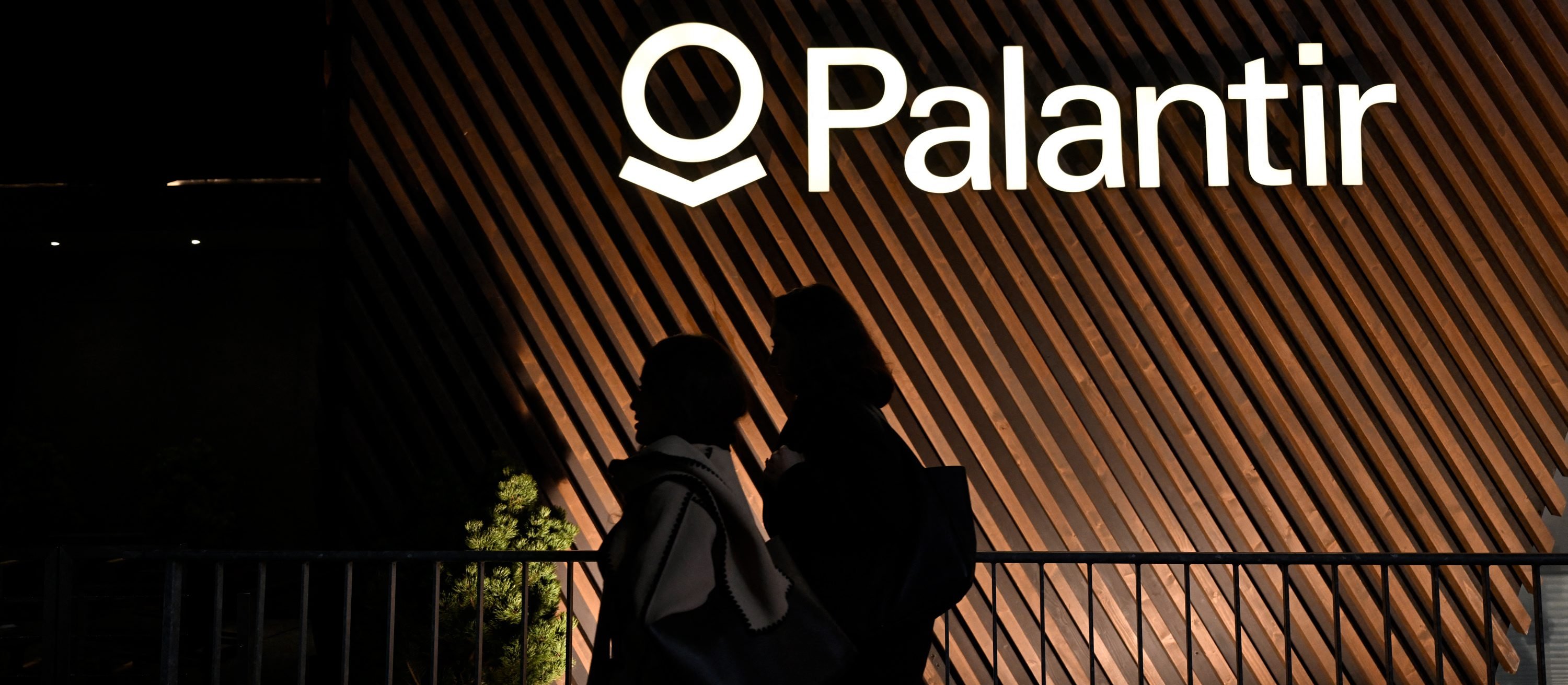 Technologiczna zimna wojna. AI coraz bliżej wojska i służb specjalnych