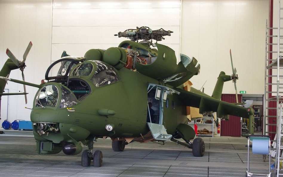 Śmigłowiec bojowy Mi-24 W podczas remontu w łódzkich zakładach. Fot. WZL nr 1.