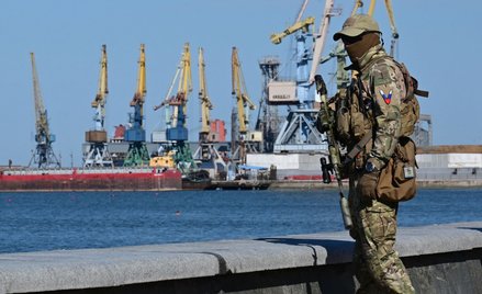 Rosyjski żołnierz na patrolu w okupowanym Berdiańsku