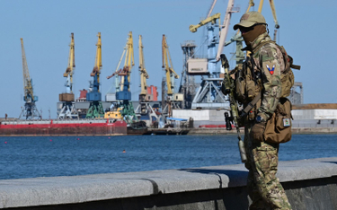 Rosyjski żołnierz na patrolu w okupowanym Berdiańsku