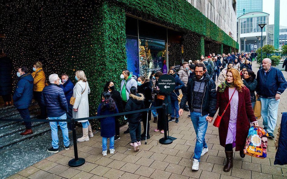 Kolejka przed sklepem w centrum Rotterdamu po doniesieniach o wprowadzeniu twardego lockdownu