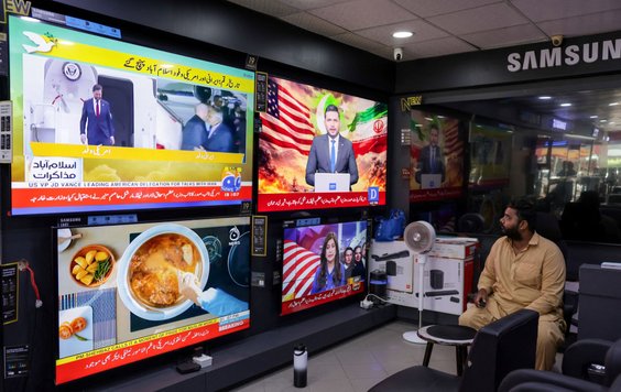 Sklep z telewizorami w Karaczi, mężczyzna ogląda wiadomości dotyczące rozmów pokojowych w Islamabadz