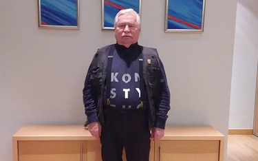 Lech Wałęsa w koszulce "konstytucja". Założy ją na pogrzeb George'a Busha?