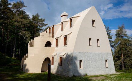 Modernistyczny budynek wybudowano na zamówienie Eusebiego Güella – tego samego, dla którego Antoni G