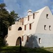 Modernistyczny budynek wybudowano na zamówienie Eusebiego Güella – tego samego, dla którego Antoni G