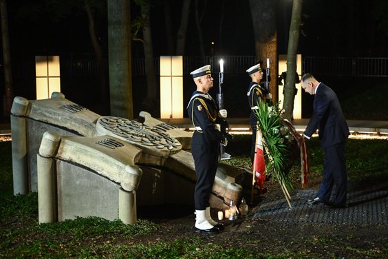 Karol Nawrocki składa kwiaty na cmentarzu żołnierzy Wojska Polskiego na Westerplatte