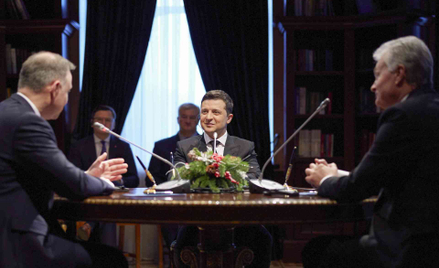 Prezydent Wołodymyr Zełenski w czasie spotkania z prezydentami Polski i Litwy