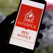 Czerwona nota Interpolu oznacza, że poszukiwanego należy zatrzymać – nie jest to równoznaczne ani z 