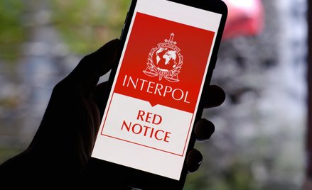 Czerwona nota Interpolu oznacza, że poszukiwanego należy zatrzymać – nie jest to równoznaczne ani z 