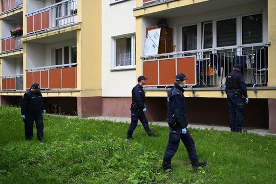 Policjanci w pobliżu miejsca zabójstwa Simona Skrepeckiego