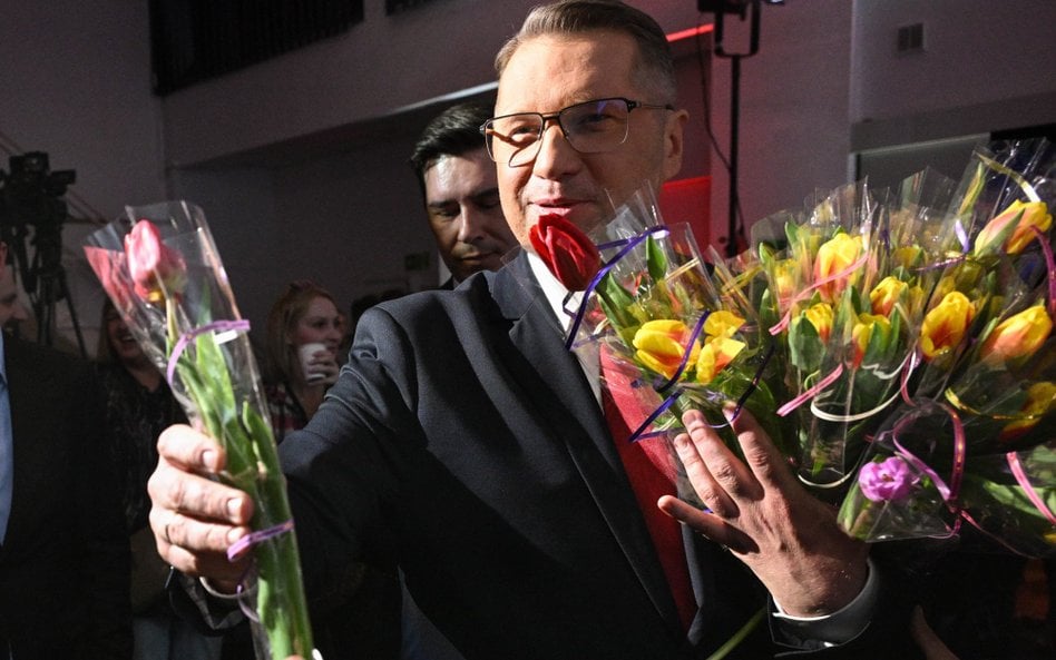 Czy kwiaty rozdawane 8 marca paniom w siedzibie PiS (na zdjęciu) zamażą niedobre wrażenie, jakie wyp