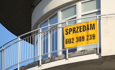 Przy zakupie używanego mieszkania przez pośrednika warto sprawdzić, czy umowa z nim gwarantuje spraw
