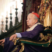 Kardynał Stanisław Dziwisz w złotach i fioletach w katedrze wawelskiej.