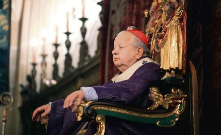 Kardynał Stanisław Dziwisz w złotach i fioletach w katedrze wawelskiej.