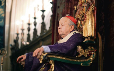 Kardynał Stanisław Dziwisz w złotach i fioletach w katedrze wawelskiej.