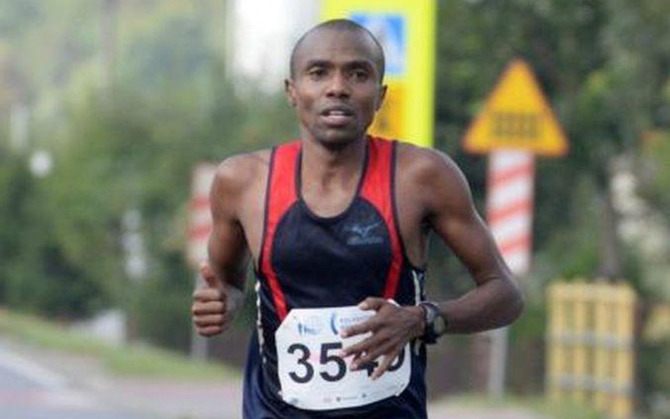 Kenijczyk Joel Maina Mwangi wygrał Koral Maraton i bieg na 15 km