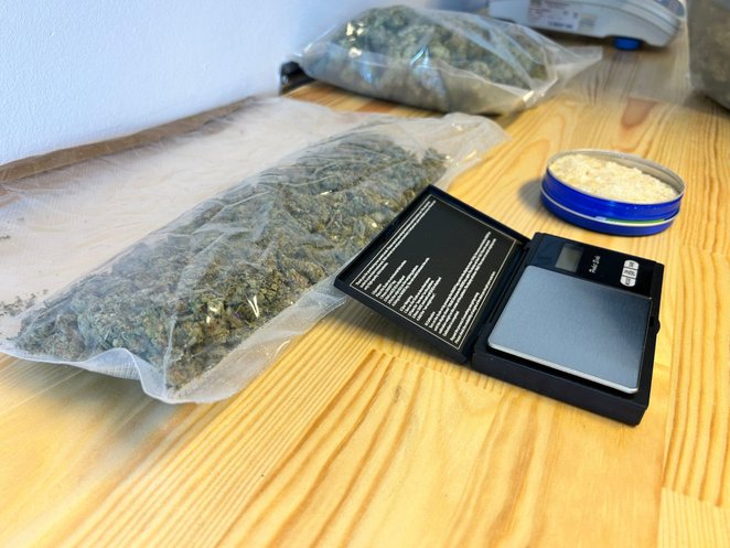 38-latek usłyszał tam zarzuty posiadania znacznej ilości środków odurzających oraz substancji psycho