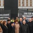 Jarosław Kaczyński przed Pomnikiem Ofiar Tragedii Smoleńskiej 2010 roku na pl. Piłsudskiego w Warsza