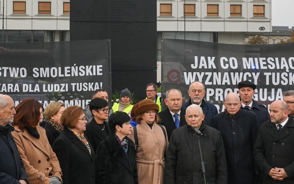 Jarosław Kaczyński przed Pomnikiem Ofiar Tragedii Smoleńskiej 2010 roku na pl. Piłsudskiego w Warsza