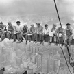 Tak kiedyś powstawały wieżowce. Robotnicy podczas lunchu na budowie Rockefeller Center w Nowym Jorku