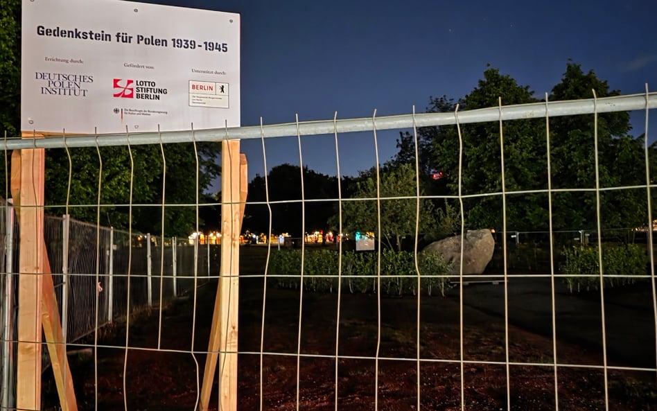 Płot okalający tymczasowy pomnik polskich ofiar, Berlin 20 maja 2025 r.
